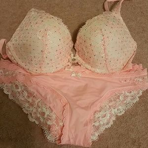 NWOT Victoria's Secret Bra 32D 4 Panties Sz S